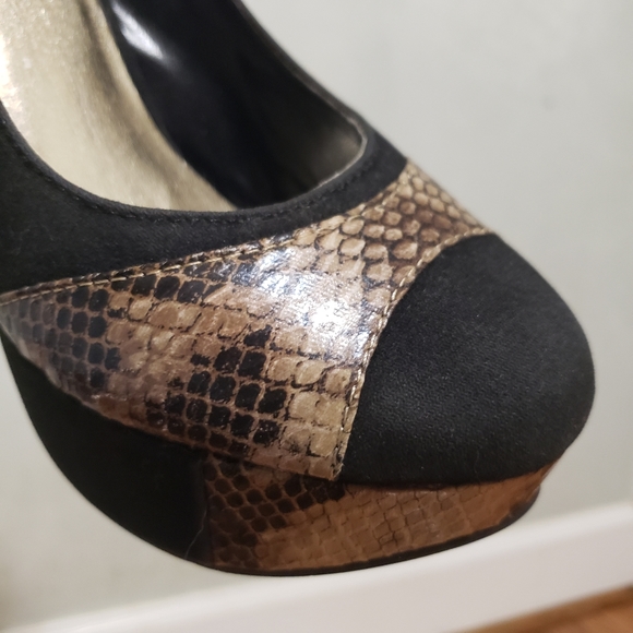 Red Circle Black Snake Print Platform Block Heels - Picture 8 of 13